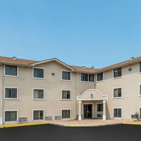 Quality Inn & Suites Earth City ภายนอก รูปภาพ