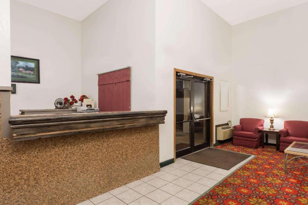 Quality Inn & Suites Earth City ภายนอก รูปภาพ