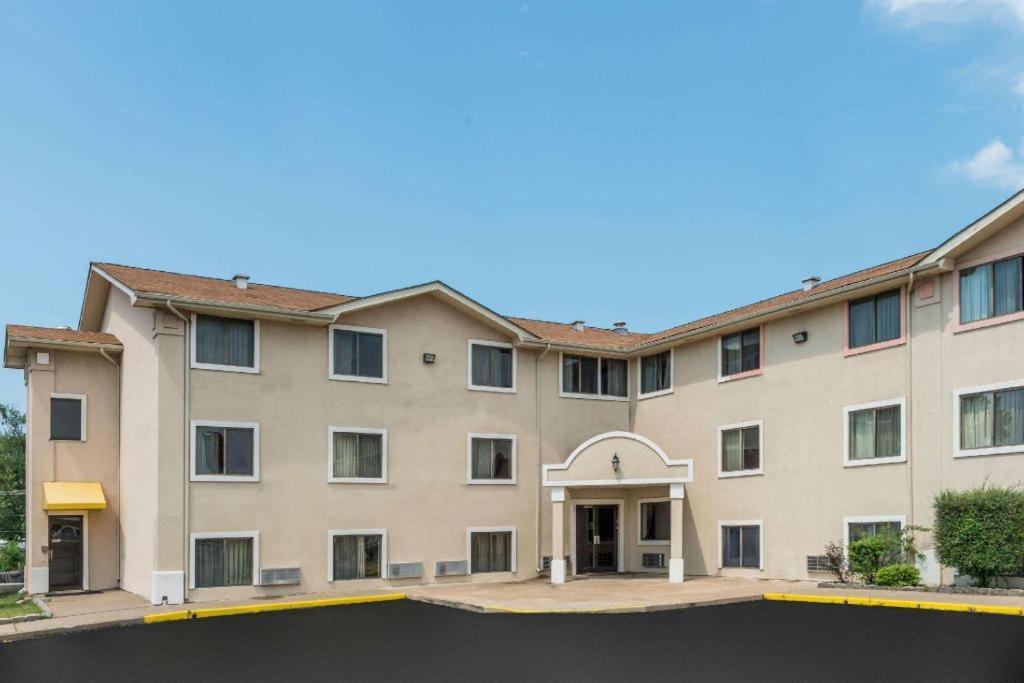 Quality Inn & Suites Earth City ภายนอก รูปภาพ