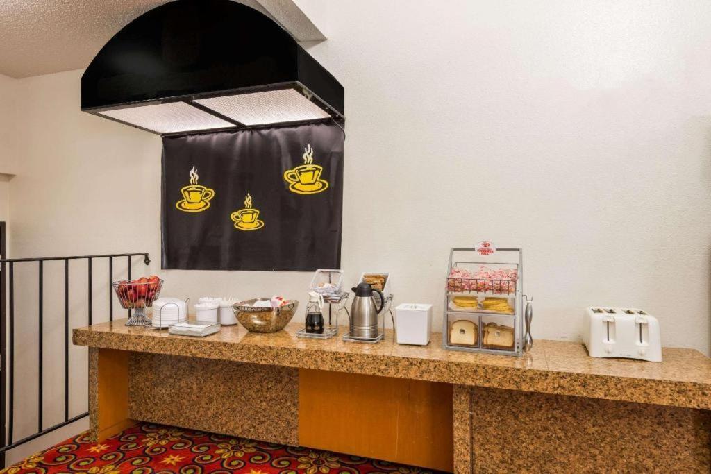 Quality Inn & Suites Earth City ภายนอก รูปภาพ