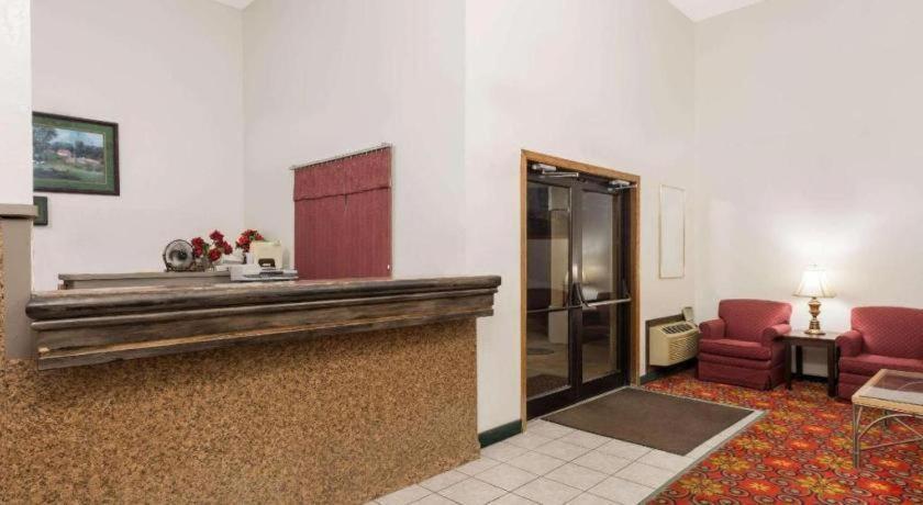 Quality Inn & Suites Earth City ภายนอก รูปภาพ