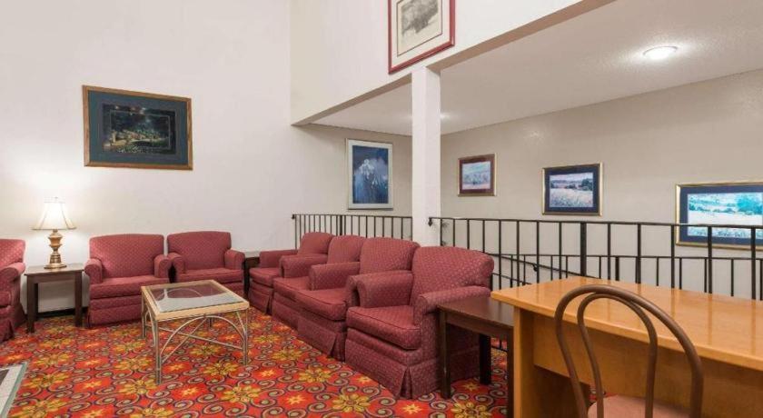 Quality Inn & Suites Earth City ภายนอก รูปภาพ
